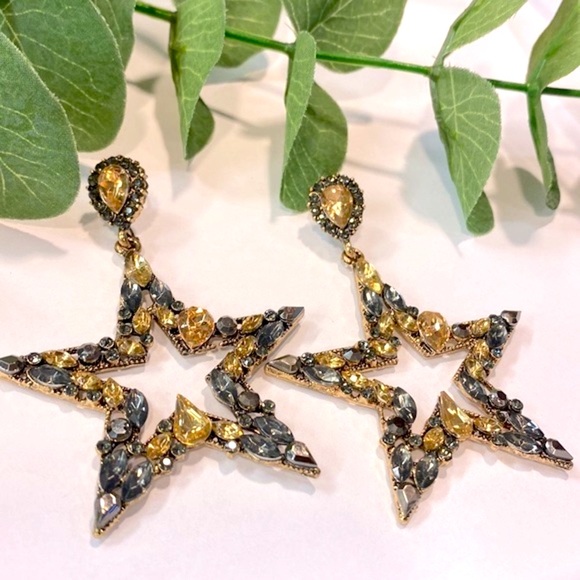Enchanting Elegance Jewelry - Champagne rhinestone star dangle earrings!